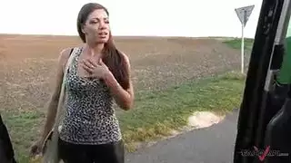 فتاة ممحونة تتأوه وتغنج من نيكة الشاب أبو عضلات الذي يضاجعها في سيارته