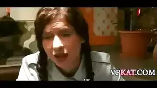 امرأة سمراء ذات ذيل الحصان ورجل وسيم موشوم ، لديهما رباعية برية ، أثناء وجودهما في المطبخ امرأة سمراء ذات ذيل الحصان ورجل وسيم موشوم ، لديهما رباعية برية ، أثناء وجودهما في المطبخ