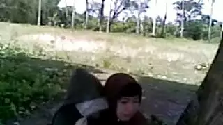 محجبة اندونيسية ممحونة تلتقي مع عشيقها في الحديقة وأحلى قبلات وتحسيس تحت الشجرة محجبة اندونيسية ممحونة تلتقي مع عشيقها في الحديقة وأحلى قبلات وتحسيس تحت الشجرة