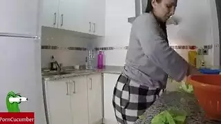 الزوجة الممحونة الممتلئة و زوجها ينيكها في المطبخ وهي تصنع الأكل و يصور اللقاء الزوجة الممحونة الممتلئة و زوجها ينيكها في المطبخ وهي تصنع الأكل و يصور اللقاء