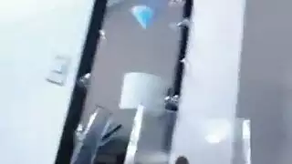 لاتينا رائعة تأخذ عملاً على صدرها الكبير لاتينا رائعة تأخذ عملاً على صدرها الكبير