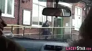 شقراء ناضجة مفلس مع النظارات وابنتها الخطوة مثيرة تجعل الحب مع رجل أصغر