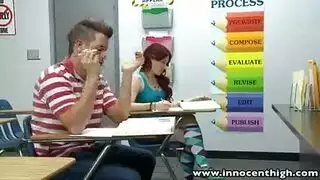 تلميذة شقراء مثيرة على وشك الحصول على جرعتها اليومية من اللعنة في غرفة خلع الملابس