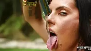 امرأة سمراء مفلس مع مجموعة رائعة من العلب ورجل تحبه كثيرًا أصدقاء رائعون امرأة سمراء مفلس مع مجموعة رائعة من العلب ورجل تحبه كثيرًا أصدقاء رائعون