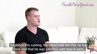 عاد الرجل قرنية إلى المنزل من العمل وفي غرفة النوم ، كان على الأرض عاد الرجل قرنية إلى المنزل من العمل وفي غرفة النوم ، كان على الأرض