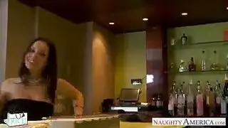 اثنان من المشاغبين بريق مع الحمير اللطيفة يتناوبان على مص الديك على الأريكة. اثنان من المشاغبين بريق مع الحمير اللطيفة يتناوبان على مص الديك على الأريكة.