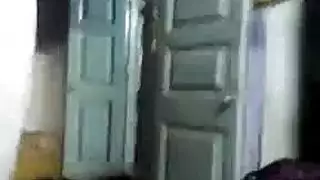 كانت امرأة صغيرة الحجم تفرك بلطف قضيب زوجها ، بينما تمارس الجنس في نفس الوقت كانت امرأة صغيرة الحجم تفرك بلطف قضيب زوجها ، بينما تمارس الجنس في نفس الوقت