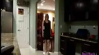 زوجها يضاجع ابنتها في غرفتها في سكس ساخن جداً، والأم مبسوطة وتمارس الاستمناء زوجها يضاجع ابنتها في غرفتها في سكس ساخن جداً، والأم مبسوطة وتمارس الاستمناء