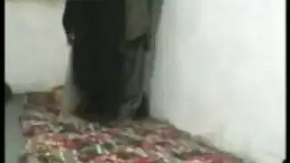 امرأة متزوجة تحمل ساقيها رفعت عالية والحصول على مارس الجنس في المطبخ، مثل مجنون امرأة متزوجة تحمل ساقيها رفعت عالية والحصول على مارس الجنس في المطبخ، مثل مجنون