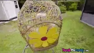 ترتدي رايلي ستار شباك أسماك سوداء بينما تزور أفضل صديق لها في المستشفى ، في سريره. ترتدي رايلي ستار شباك أسماك سوداء بينما تزور أفضل صديق لها في المستشفى ، في سريره.