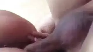 عصير في سن المراهقة فاتنة الآسيوية في الكعب العالي الهزات قبالة معلمها الذكور. عصير في سن المراهقة فاتنة الآسيوية في الكعب العالي الهزات قبالة معلمها الذكور.