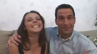 امرأة سمراء مثيرة ، نشرت بيني باكس ساقيها وبدأت اللعب كسها أمام الكاميرا امرأة سمراء مثيرة ، نشرت بيني باكس ساقيها وبدأت اللعب كسها أمام الكاميرا