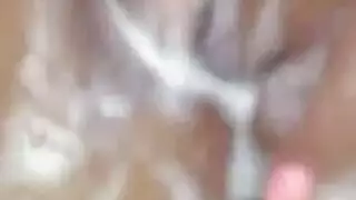 أظهرت زوجة مبهجة ثدييها إلى صديق زوجها ، الذي أراد أن يمارس الجنس معها بشكل جيد