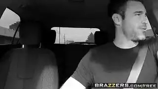 يتعين على تشارلز باند انتظار العديد من العملاء قبل أن يحصل على جرعته اليومية من الجنس الحسي