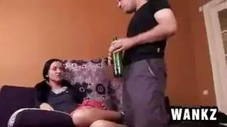 الفتيات المشاغب فرك العضو التناسلي النسوي المبلل في سرير ضخم، بينما وحده في المنزل.