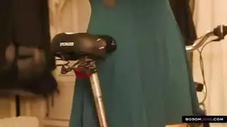 راجل ينيك بنته بالتبني بعد ما يهيج على طيزها أثناء تعليمها سواقة الدراجة راجل ينيك بنته بالتبني بعد ما يهيج على طيزها أثناء تعليمها سواقة الدراجة