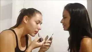 تشارك اثنتان من الأمهات السحاقيات المثيرات رجلهما الوسيم ، بينما شريكهما ليس في المنزل تشارك اثنتان من الأمهات السحاقيات المثيرات رجلهما الوسيم ، بينما شريكهما ليس في المنزل