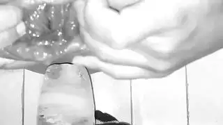 المراهق الساخن لديه هزة الجماع الشديدة مع الألعاب أثناء الاستمناء على كاميرا الويب