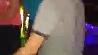 في سن المراهقة المبتذلة يسخر من رجل جاء إلى منزلها ، لأنها كانت شديدة الإثارة في سن المراهقة المبتذلة يسخر من رجل جاء إلى منزلها ، لأنها كانت شديدة الإثارة