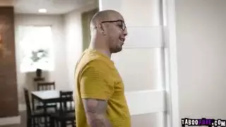 الرجل كبير في السن ويرتدي قناعًا على وجهه وواقيًا ذكريًا على قضيبه عندما يمارس الجنس الرجل كبير في السن ويرتدي قناعًا على وجهه وواقيًا ذكريًا على قضيبه عندما يمارس الجنس