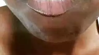 مثير في سن المراهقة السوداء هو الحصول على كس ضيق مارس الجنس كما لم يحدث من قبل والاستمتاع بها كثيرا