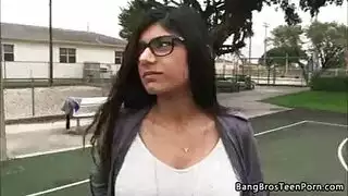 يعزز كيندال خليفة من قبل رجل عجوز لديه موهبة لصنع نائب الرئيس الكتاكيت. يعزز كيندال خليفة من قبل رجل عجوز لديه موهبة لصنع نائب الرئيس الكتاكيت.
