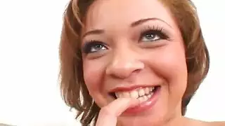 خادمة سكسية جعلت سيدها يهيج و ينيكها بقوة من كسها