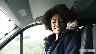 فاتنة مع الشعر المجعد والحلمات مرح على وشك أن يكون ممارسة الجنس المتشددين مع صديق غريب