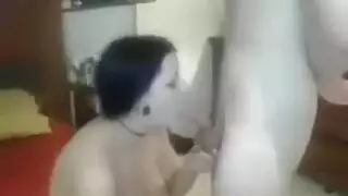 امرأة سمراء مع شعر طويل يعمل بمثابة ممرضة وغالبا ما تحصل مارس الجنس في المكتب