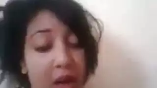 عربية من الوزن الثقيل ترفع رجولها وفخوذها و تبعص كسها الملظلظ قدام الكام