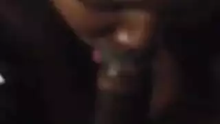 تتعلم الأبنوس الأسود مص القضيب وإبقائه طريًا أسفل العضو التناسلي النسوي ولسانها القذر