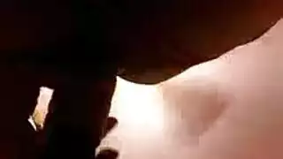 فاتنة عارية ، داني ريفرز راكعة بينما شريكها يلعق بوسها بالطريقة التي تحبها