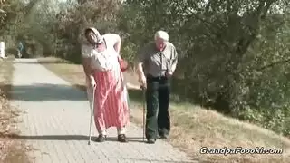 يحب فاتنة شقراء للقيام بذلك مع رجلين في نفس الوقت ، واحدًا تلو الآخر. يحب فاتنة شقراء للقيام بذلك مع رجلين في نفس الوقت ، واحدًا تلو الآخر.