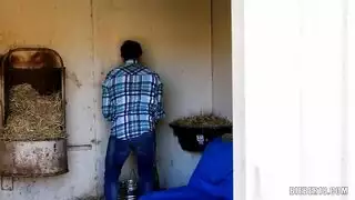 بدلاً من الدراسة لامتحانها ، تمارس امرأة سمراء جميلة الجنس مع رجل أكبر سنًا