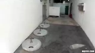 شابة غير مدربة تحصل على فتحة أحمقها البكر التي صدمها بشدة قضيب الرجل القاسي، بينما ترتدي لعبة الجنس الشرجي الوردية الزاهية شابة غير مدربة تحصل على فتحة أحمقها البكر التي صدمها بشدة قضيب الرجل القاسي، بينما ترتدي لعبة الجنس الشرجي الوردية الزاهية