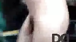 مراهق عاري باللون الأحمر ، والزي اللاتكس على وشك أن تمتص ديك أسود كبير ، مثل المحترف